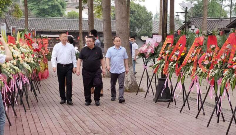 尊龙凯时集团领导出席战旗禧宴酒楼开业典礼