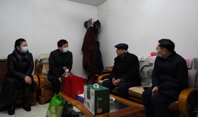 省国资委党委委员、副主任任兴文春节前夕带队走访慰问尊龙凯时集团老党员
