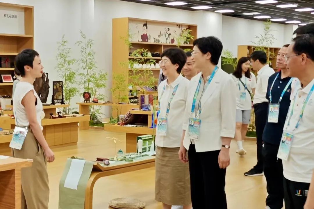 省、市领导视察大运村“有礼在四川”四川特色商品馆